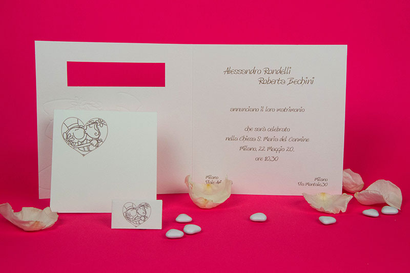 ZOE, Partecipazione in cartoncino Modigliani bianco, grafica stampata con colore unico (marrone), ripetuta anche su biglietto invito e bomboniera.
Busta compresa.
