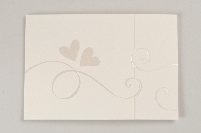 LISA, Partecipazione Elegante in cartoncino bianco lavorato con cuori a rilievo ed interno su cartoncino scempio bianco lavorato.
Busta compresa.